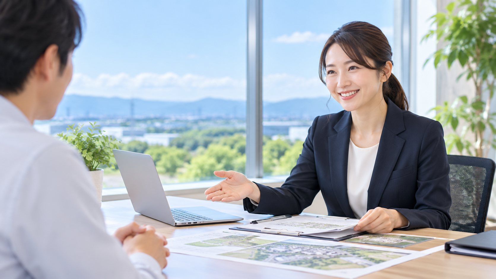 オフィスで土地について相談するイメージ